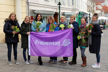 Frauenreferentin LH-Stv.in Mag.a Astrid Eisenkopf mit LAbg. a.D. Gabriele Arenberger, Obfrau Verein „Die Treppe“ (Sozialhaus und Frauenhaus gehören beide zum Verein) und dem Team von Frauenhaus Bgld.