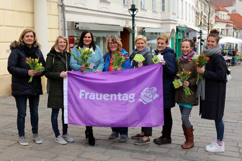Frauenreferentin LH-Stv.in Mag.a Astrid Eisenkopf mit LAbg. a.D. Gabriele Arenberger, Obfrau Verein „Die Treppe“ (Sozialhaus und Frauenhaus gehören beide zum Verein) und dem Team von Frauenhaus Bgld.