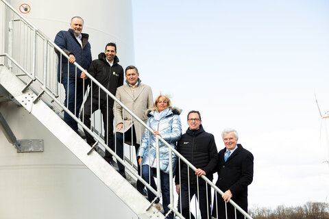 Landeshauptmann Hans Peter Doskozil gemeinsam mit Infrastrukturminister Peter Hanke, Bürgermeisterin Landtagsabgeordnete Elisabeth Böhm, Weidens Bürgermeister Heinrich Hareter sowie Stephan Sharma, CEO der Burgenland Energie und Reinhard Czerny, Finanzvorstand, FFO der Burgenland Energie beim Startschuss des größten Windparks Österreichs in Neusiedl/Weiden.