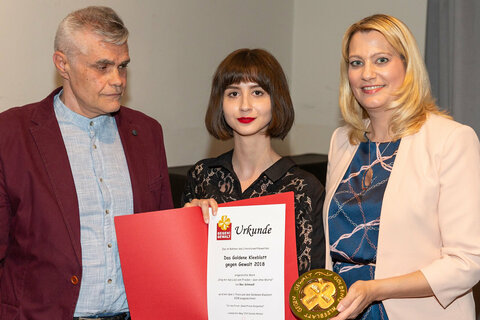 Goldenes Kleeblatt 2018 – Jugendlandesrätin Daniela Winkler und Jugendanwalt Christian Reumann mit Bea Schmiedl aus Horitschon, Hauptpreisträgerin, Jugend-Sonderpreisträgerin u. bester burgenländischer Beitrag