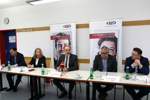 Jürgen Grandits, BFI Burgenland Geschäftsführer, Martina Meister, BA MSc, Fachbereichsleitung Gesundheit und Pflege BFI Burgenland, Soziallandesrat Dr. Leonhard Schneemann, Erich Mauersics, vida-Landesgeschäftsführer und Mag. (FH) Christoph Lipinski, vidaflex.
