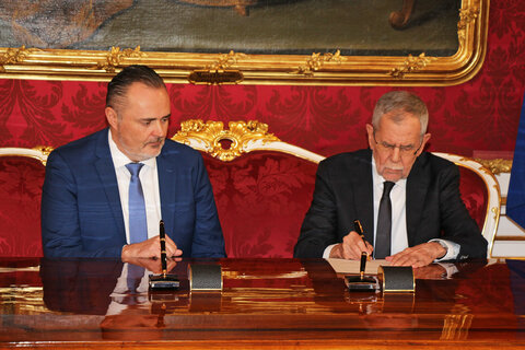 Hans Peter Doskozil wurde in der Wiener Hofburg von Bundespräsident Alexander Van der Bellen auf die Österreichische Verfassung angelobt