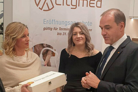 Landesrat Dr. Leonhard Schneemann im Gespräch mit Sarah Böhm und Stefanie Böhm (v.r.).