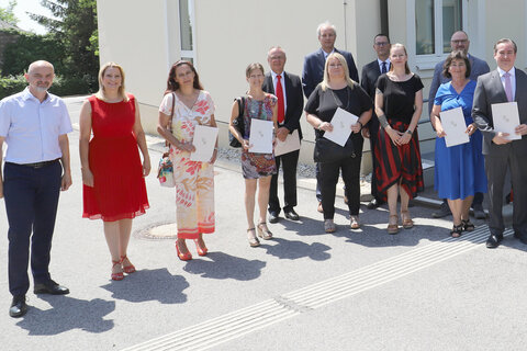 Bildungsdirektor Mag. Heinz Josef Zitz, Bildungslandesrätin Mag.a (FH) Daniela Winkler, VOLin Karoline Kainer-Schweiger, OLin Margit Luisser, Med MA, Reg.Rat DI Viktor Selinger, OLin Karin Müller, Mag. Klaus Pahr, Prof. DI Gerhard Probst, Bianka Thyringer, BEd, HRin Mag.a Andrea Berger-Gruber, MA, Prof. DI Gerhard Probst, Prof. Mag. Hannes Nitschinger, VOLin Claudia Meidl, Prof. Jochen Adorjan, BEd, Stefanie Kropf, BEd, Mag. Reinhard Gaul, w.HRin Mag.a Sandra Steiner, Leiterin des Präsidialbereichs der Bildungsdirektion.