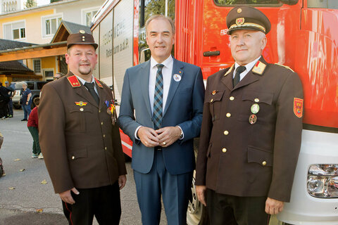 Landesrat Dr. Leonhard Schneemann (Mitte) mit Rotenturms Feuerwehrkommandant Oberbrandinspektor (OBI) Marco Schwaiger und Bezirkskommandant Oberbrandrat (OBR) Wolfgang Kinelly (v.l.).