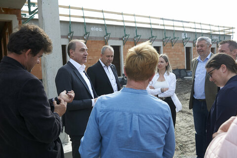 andesrat Dr. Leonhard Schneemann bei der Gleichenfeier zum ersten vom Land Burgenland gebauten Pflegestützpunkt in Deutsch Jahrndorf.