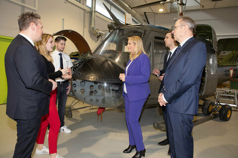 Bildungslandesrätin Daniela Winkler mit Victoria Neubauer, Tobias Kohlhofer und Jonas Kopf, alle Schüler der 5A Flugtechnik der HTL Eisenstadt, sowie Direktor Dipl.-Ing. Thomas Schober und RgR Dipl.-Ing. Viktor Selinger, Abteilungsvorstand Flugrettung