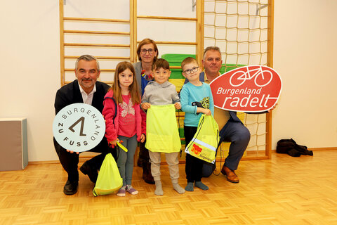 Verkehrslandesrat Heinrich Dorner, Christine Zopf-Renner (Leiterin der Mobilitätszentrale Burgenland) und Bürgermeister Manfred Degendorfer (Weppersdorf) mit Kindergartenkindern