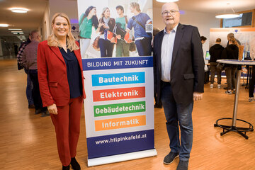 Bildungslandesrätin Mag.a (FH) Daniela Winkler mit AV Prof. Dipl.-Ing. Karlheinz Oswald (v.l.) bei der Langen Nacht der Bildung in der HTL Pinkafeld.