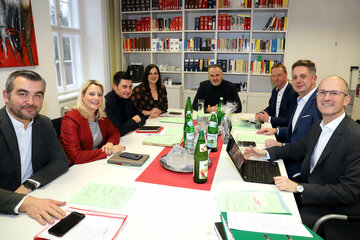 Mag. Heinrich Dorner, Maga (FH) Daniela Winkler, Christian Illedits, Maga Astrid Eisenkopf und Landeshauptmann Hans Peter Doskozil mit den scheidenden Regierungsmitgliedern Johann Tschürtz und MMag. Alexander Petschnig sowie Landesamtsdirektor Mag. Ronal