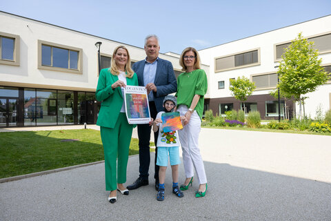 Bildungslandesrätin Daniela Winkler, Géza Rhomberg, General Manager Kammermusikfest Lockenhaus und Schulleiterin Ruth Lang mit dem Gewinner Marcel Gutschi.
