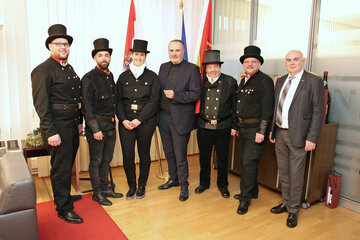 Neujahrswünsche der Rauchfangkehrer für LH Hans Peter Doskozil. V.l.:  Jungmeister Lukas Giefing, Mattersburg, Anton Zolles, Großwarasdorf, Jungmeisterin Alexandra Tomasich, Parndorf, LH Hans Peter Doskozil, Landesinnungsmeister-Stv. Bernhard Sammer, Rudersdorf, Landesinnungsmeister Herbert Baumrock, Lockenhaus, Ing. Karl Tinhof, Fachgruppengeschäftsführer Sparte Gewerbe u. Handwerk