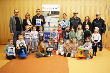 Bürgermeister Harald Kahr, KFV-Verkehrsexpertin Sabine Kaulich, Landesrat Mag. Heinrich Dorner, Landesrätin Mag.a (FH) Daniela Winkler, Gruppeninspektor Werner Gabriel, Kindergartenleiterin Michaela Kainz  und LVA Burgenland-Chef Oberst Andreas Stipsits (Leiter der Verkehrsabteilung) (hinten v.l.) mit den Kleinsten im Kindergarten Großpetersdorf.