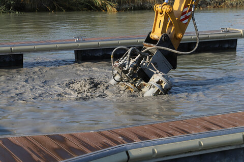 Arbeiten im Hafen Podersdorf im Rahmen des  Pilotprojekts zur Schlamm- und Schilfbeseitigung am Neusiedler See.