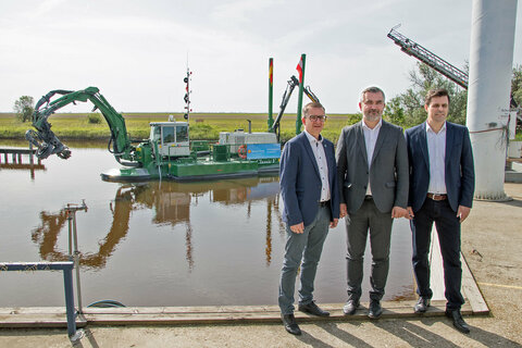 Vor einem der Geräte, die beim Schlammabpumpen zum Einsatz kommen. V.l. Bgm. Thomas Schmid, Infrastrukturlandesrat Heinrich Dorner, Seemanagement-Geschäftsführer Erich Gebhardt