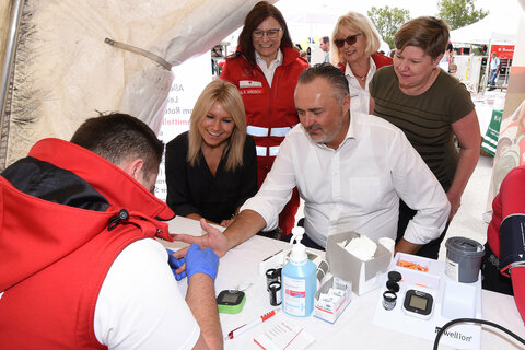 Beim Roten Kreuz stellte sich Landeshauptmann Hans Peter Doskozil, unterstützt von Lebensgefährtin Julia Jurtschak, Rot-Kreuz-Präsidentin Friederike Pirringer und Bezirksstellenleiterin Sonja Windisch, einem Blutzuckertest.