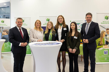 Schulleiter Thomas Schober, Landesrätin Daniela Winkler mit Schülerinnen und Abteilungsvorstand Hannes Giefing der HTBLA Eisenstadt