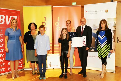 Direktorin Beate Sinowatz, Pädagogin Katharina Tschirk und die Schüler Dimo und Sarah erhielten von Landesrätin Mag.a(FH) Daniela Winkler (l.) und Bildungsdirektor Mag. Heinz Josef Zitz den Preis überreicht.