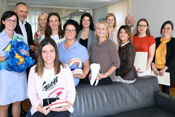 Landeshauptmann Hans Peter Doskozil, BGKK-Direktor Mag. Christian Moder und GeKiBU-Projektleiterin Karina Wapp (links), mit den Zahngesundheitserzieherinnen Sabine Frank, Stefanie Herics, Christina Karner, Aleksandra Kuzat, Nicole Rosner, Dorit Schlögl, Martina Schmidt, Christine Sedlatschek und Ursula Steiger-Böcskör´