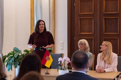 Landtagspräsidentin Astrid Eisenkopf spricht bei der Festsitzung des Gemeinderates im Rathaus.