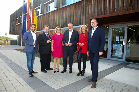 Der Leiter der Biologischen Station Thomas Zechmeister (rechts) konnte zur Jubiläumsfeier unter anderen auch Landeshauptmann Hans Peter Doskozil, Landesrätin Daniela Winkler, Forschungskoordinator Werner Gruber (2.v.l.) und die Abgeordneten zum Burgenländischen Landtag Bgm. Elisabeth Böhm (2.v.r.) und Kilian Brandstätter (links) begrüßen