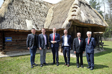 50 Jahre Freilichtmuseum Bad Tatzmannsdorf_1: Landesrat Dr. Leonhard Schneemann (3.v.l.) mit Bürgermeister Mag. Gert Polster (2.v.l.) sowie Tourismus-Geschäftsführer Richard Gert Senninger, Reduce-Geschäftsführer Mag. Andreas Leitner, Freilichtmuseum-Fachexperte Edi Nicka und Rotkreuz-Bezirksstellenleiter sowie langjähriger ehemaliger Kurbad AG- Vorstandsdirektor Mag. Rudolf Luipersbeck (v.l.).