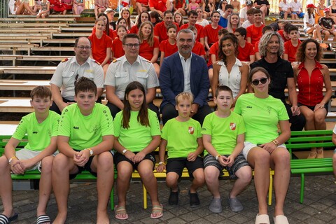 2. Reihe sitzend von links: ABI Markus Wessely, Landesreferent für Feuerwehrjugend Christian Doczekal, Landesrat Heinrich Dorner, Guggi Zimmermann, Illusionist und Magier Sven Alexiuss und Johanna Resetarits mit teilnehmenden Jugendlichen und Kindern beim Auftakt von „We are Heroes“ in Lutzmannsburg