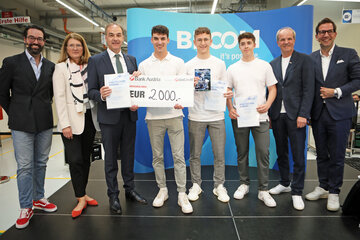 Landesrat Dr. Leonhard Schneemann (3.v.l.), Industriellenvereinigung Burgenland-Präsidentin Heide Adelwöhrer (2.v.l.), Johann (2.v.r.) und Johannes Klein (r.) mit Dejan Stojanovic (l.) sowie den Siegern Andreas Vollnhofer, David Heissenberger und Jakob Schlögl.