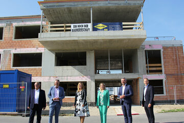 Landeshauptmann Hans Peter Doskozil, Landesrat Mag. Heinrich Dorner, Landesrätin Mag.a (FH) Daniela Winkler und NR Maximilian Köllner, MA, sowie KR Gerhard Milletich und Mag.a Bettina Milletich, Geschäftsführerin CRM Medientrend GmbH, bei der Gleichenfeier für das neue CRM-Verlagszentrum in Parndorf.