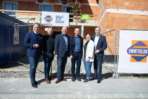 Landesrat Dr. Leonhard Schneemann (r.) mit Landtagsabgeordneten Fabio Halb, Vizebürgermeister Wolfgang Decker, Bürgermeister Bundesrat Mario Trinkl, Zimmermeister Rudolf Strobl und Geschäftsführerin DI Melanie Piskernik von SOWO - So Wohnt Burgenland GmbH (v.l.).