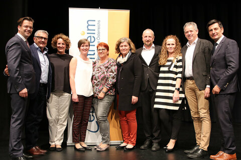 Markus Mattersberger, Präsident Lebenswelt Heim, Bundesverband der Alten- und Pflegeheime Österreichs, Werner Klikovits, Altenwohn- u. Pflegeheim Zagersdorf,  Elisabeth Muhr, Leiterin Haus Franziskus, Güssing, Claudia Prenner, Haus St. Vinzenz, Pinkafeld, Ingrid Lehner, Leiterin Villa Martini, Mattersburg, kfm. Leiterin Sigrid Tauchner, Mutter Teresa Haus, Jennersdorf, Christian Göltl, GF Diakoniezentrum Gols, Pflegedienstleiterin Petra Sulzbacher, Caritas Burgenland, Josef Berghofer, Vorsitzender ARGE für HeimleiterInnen und PflegedienstleiterInnen im Burgenland, Soziallandesrat Christian Illedits