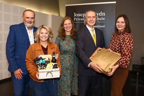 Rektor Gerhard Krammer mit Landeshauptmann Hans Peter Doskozil, Landeshauptmann-Stellvertreterin Anja Haider-Wallner, Landtagspräsidentin Astrid Eisenkopf und der Kultur Betriebe Burgenland Geschäftsführerin Claudia Priber