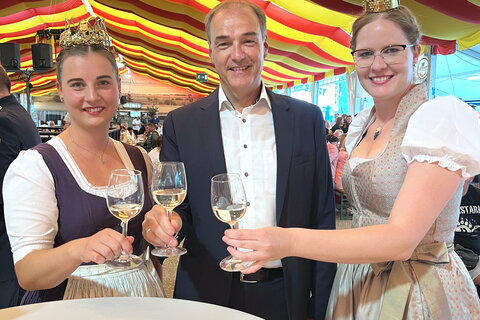LR Leonhard Schneemann mit den Weinhoheiten Weinkönigin Susanne (l.) und Weinprinzessin Claudia