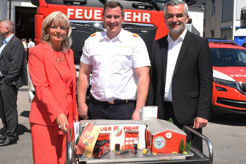Zum Eröffnungsfest gab es auch ein Feuerwehrhaus in Tortenform (v.l.) Bürgermeisterin LAbg. Elisabeth Böhm, Feuerwehrkommandant ABI Reinhard Theuritzbacher, Landesrat Mag. Heinrich Dorner.