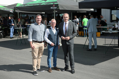 Bürgermeister Dipl.-Ing. (FH) Wolfgang Koller, Geschäftsführer Dipl-Ing. (FH) Markus Frühwirth (R+I Rohr- und Industrieanlagen GmbH) und Wirtschaftslandesrat Dr. Leonhard Schneemann (v.l.) vor der Firmenzentrale in Kemeten.