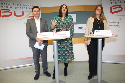 Landeshauptmann-Stv. Mag.a Astrid Eisenkopf (Mitte) mit BUZ-Neutal Geschäftsführer-Stellvertreter Erich Trummer und AMS Burgenland Landesgeschäftsführerin-Stellvertreterin DI (FH) Karin Steiner (v.l.) bei der Präsentation über das Erfolgsmodell "Jobmentoring21" im BUZ Neutal.