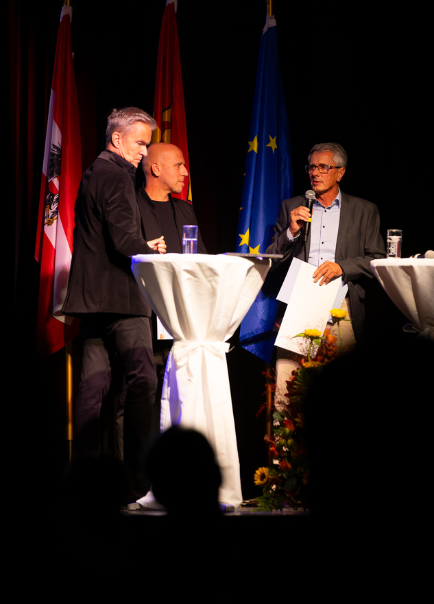 Architekturpreisträger Architekt Martin Lesjak und Norbert Polatschek im Gespräch mit Moderator Alfons Haider.