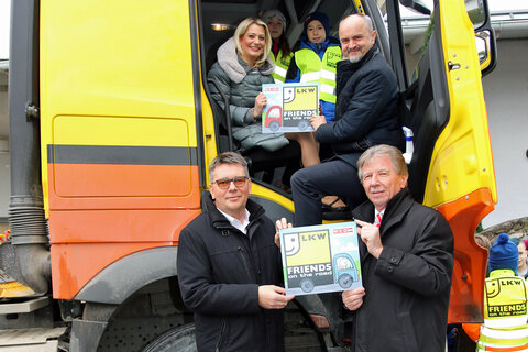 Auftakt für die Initiative „LKW in der Schule“ in der VS Breitenbrunn. LRin Mag.a Daniela Winkler und Bildungsdirektor Mag. Heinz Josef Zitz, vorne: Mag. Roman Eder, MBA, Obmann Fachgruppe Güterbeförderungsgewerbe, und KommR Ludwig Pall, Obmann-Stv. Fachgruppe Güterbeförderungsgewerbe