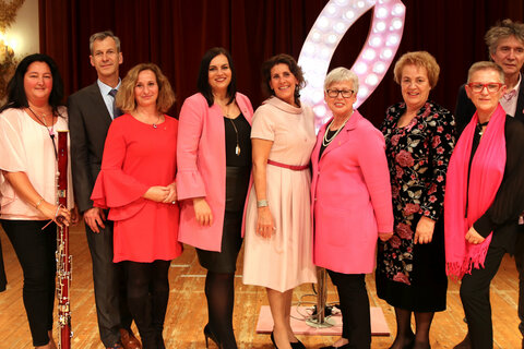 „Pink Ribbon“-Verantwortliche Linda Zajer von Estée Lauder, Fagottistin Timea Hérics, Estée-Lauder-Geschäftsführer Sigfried Maurer, Landesrätin Astrid Eisenkopf, Schirmherrin Ágnes Ottrubay, Irene Zach, Landtagspräsidentin Verena Dunst, Andrea