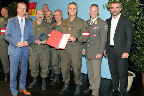 LH-Stv. Johann Tschürtz (li.) und LR Heinrich Dorner (re.) mit Mil.Kdt. Brigadier Gernot Gasser (2.v.re.) und Mitgliedern des Einsatzstabs für den sicherheitspolizeilichen Assistenzeinsatz „Migration für hilfs- und schutzbedürftige Fremde“.