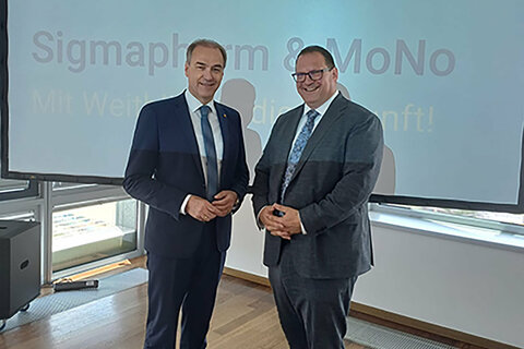Wirtschaftslandesrat Dr. Leonhard Schneemann bei der Präsentation der Zukunftspläne im Rahmen der Kooperation des renommierten Arzneimittelherstellers Sigmapharm mit der japanischen Rohto Pharmaceutical.