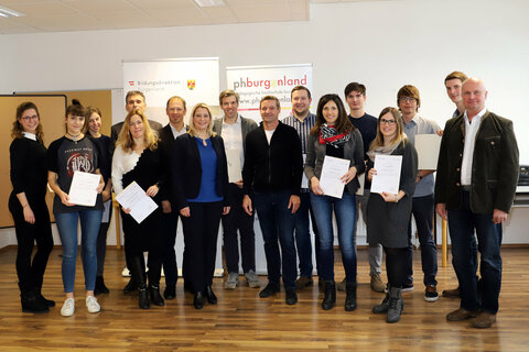 Marie Schitzhofer, Sarah Wagner, Sarah Pichler, Mag. Dr. Klaus Novak (PH Bgld.), Maria Prantl-Karner, Mag. Harald Ziniel (Bildungsdirektion Bgld.), Landesrätin Mag.a (FH) Daniela Winkler, Wolfgang Prunner, Heinz Mock (PH Bgld.), Sebastian Genser, Eva-Maria Jusits, Johannes Wieser, Tanja Stubits, Christoph Schmidt und Marco Laubner (v.l.).