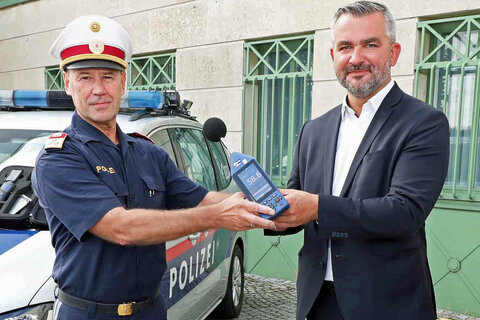 Landesrat Heinrich Dorner übergibt Oberst Andreas Stipsits, dem Leiter der Landesverkehrsabteilung Burgenland, ein Schallpegelmessgerät.