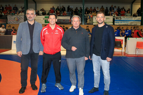 Sportlandesrat Heinrich Dorner gab gemeinsam mit ÖRSV-Präsident Thomas Reichenauer (2.v.r.), Mario Schindler (2.v.l.), Obmann und Sportchef des ASKÖ Ringersport VIVA Neufeld sowie Nationalteamtrainer, und ÖRSV-Sportdirektor Ernst Benedikt (1.v.r.) den Startschuss zum 3. Austrian Open U15 im Sport Burgenland Landessportzentrum VIVA in Steinbrunn