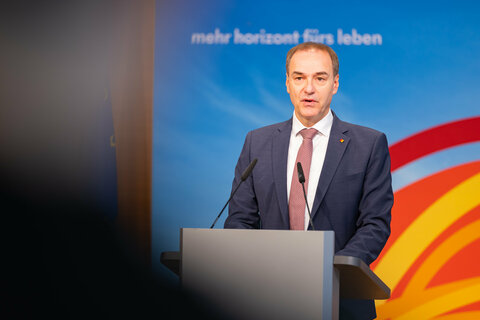 Landesrat Dr. Leonhard Schneemann.
