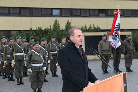 Angelobung von 240 Rekruten in der Benedek-Kaserne in Bruckneudorf: Landesrat Dr. Leonhard Schneemann würdigt das Österreichische Bundesheer als Garant für Stabilität und Sicherheit