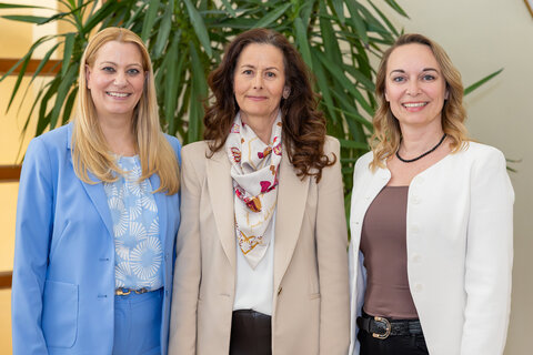 Landesrätin Mag.a (FH) Daniela Winkler, Kursleiterin Doris Koller, diplomierte Säuglings- und Kinderkrankenschwester, und Mag.a Olivia Kaiser, Leiterin des Familienreferats im Land Burgenland, freuen sich, den Basiskurs für werdende Eltern anbieten zu können.