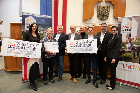 Landeshauptmann-Stellvertreterin Astrid Eisenkopf, Obfrau des Vereins UNSER DORF, mit Bürgermeisterin Michaela Wohlfahrt und Vizebgm. Josef Steiner aus Podersdorf, Bürgermeister Erwin Preiner, Vizebgm. Ronald Langthaler, Christopher Gross, Manfred Heiny (alle aus Winden am See) und Marlene Hrabanek-Bunyai, Geschäftsführerin des Vereins UNSER DORF