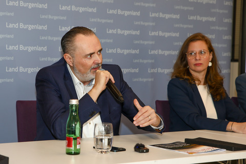 Landeshauptmann Hans Peter Doskozil mit Landeshauptmann-Stellvertreterin Anja Haider-Wallner bei der Pressekonferenz.
