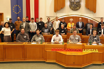 Landtagspräsidentin Verena Dunst (7.v.r., hinten) und Landesrat Dr. Leonhard Schneemann (6.v.r., hinten) beantworteten die Fragen der Schüler der Berufsschule Oberwart. Mit den Jugendlichen am Foto: DDr. Barbara Glück (2.v.l.), Auslandsdiener Jonathan Dorner (r., stehend), Lehrerin Tanja Illedits, BEd (3.v.r., stehend) und Lehrer Ing. Georg Krammer, BEd (4.v.r., stehend) sowie Volksanwalt Mag. Bernhard Achitz (6.v.r. hinten) im Landtagssitzungssaal in Eisenstadt.